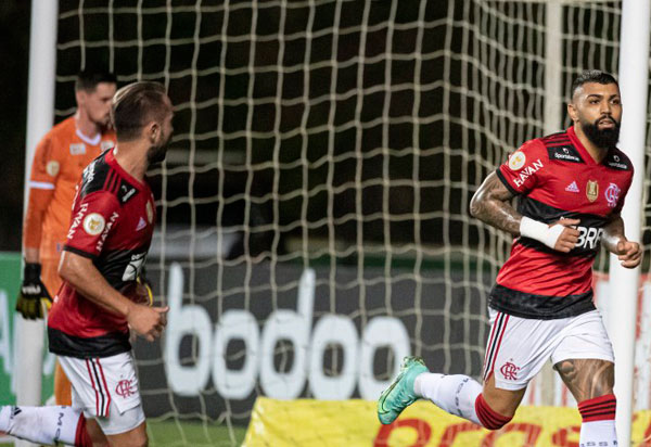 Com três gols de Gabi Gol Flamengo goleia o Bahia em Pituaçu