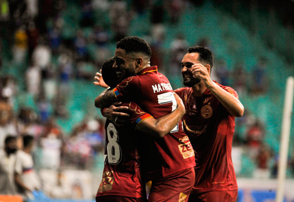 Bahia bate a Chapecoense e deixa a zona de rebaixamento do Brasileirão