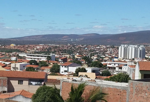 Brumado: mulher fala sobre Deus durante assalto e bandidos fogem do local sem levar nada