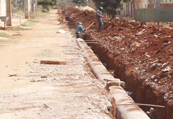 Brumado: moradora do Bairro Maria de Lourdes Machado Viana Leite reclama dos transtornos das obras realizadas no local 