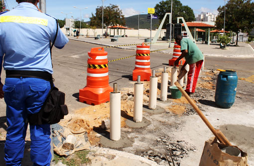 Brumado: Balizadores são instalados na Praça Senhor do Bonfim