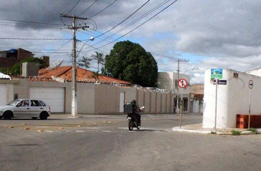 Brumado: SMTT retira cones da Praça Senhor do Bonfim; mesmo com placa de sinalização condutores descem pela contramão
