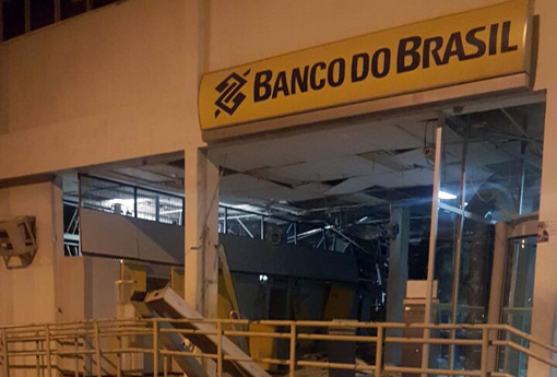 Carinhanha: quadrilha age na madrugada e explode agência do Banco do Brasil