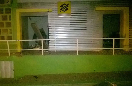 Palmas de Monte Alto: Bandidos explodem caixas eletrônicos do Banco do Brasil e atiram contra viatura da PM