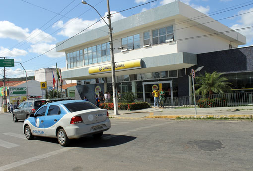Cliente é assaltado após saque em agência bancária no centro de Brumado