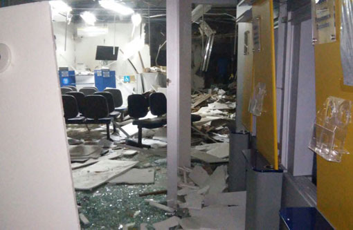 Bandidos explodem agências do Banco do Brasil e Bradesco de Tanque Novo