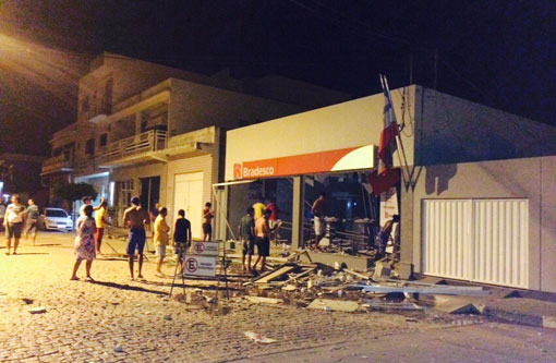 Bandidos explodem agências do Banco do Brasil e Bradesco de Tanque Novo