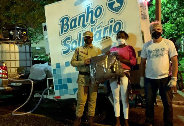 PM promove banho quente para moradores de rua em Conquista