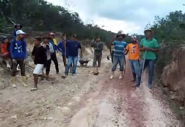 Moradores de Barra da Estiva e Iramaia se unem para recuperar estrada no Povoado de Sincorá da Serra