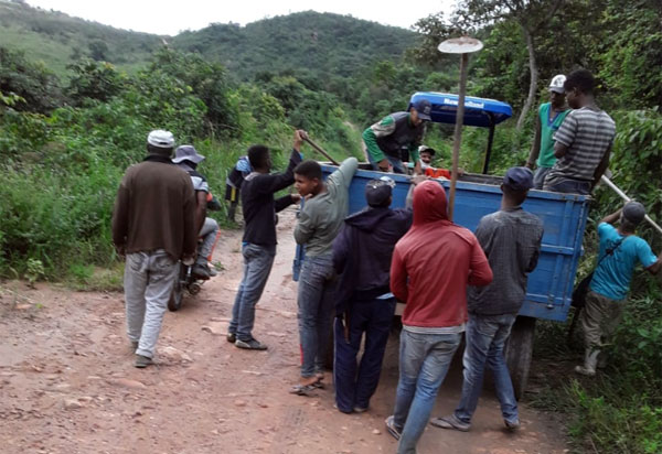 Barra da Estiva: populares fazem mutirão para consertar a estrada que liga as comunidades Baixa Grande e Moitinha