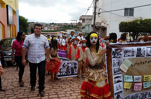 Barra da Estiva: Deputado Marquinho Viana prestigia desfile em sua terra natal