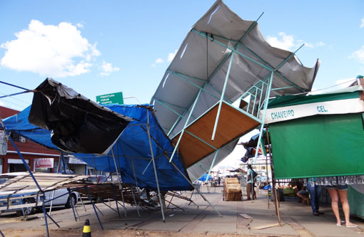 Brumado: Forte ventania derruba barracas do comércio informal