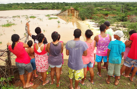 Barragem de Brumado começa a sangrar e atrai curiosos