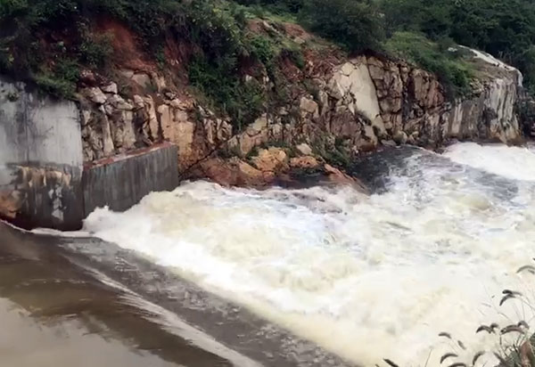 Barragem de Aracatu sangra e traz alívio para a população