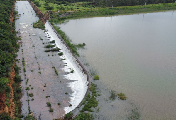 Guanambi: Autoridades alertam os populares que estão invadindo área de segurança da barragem de Ceraíma
