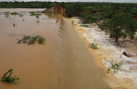 Brumado: Barragem do Rio do Antônio 'sangra'