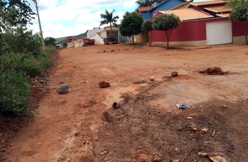 Moradores do Loteamento Maria de Lourdes reclamam de bloqueio da via feita por popular 