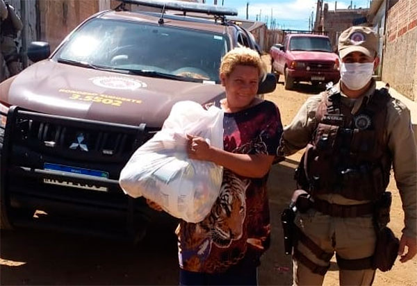 Base Comunitária doa 1 tonelada de alimentos em Conquista