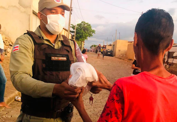 Base Comunitária de Segurança doa roupas a população carente em Conquista