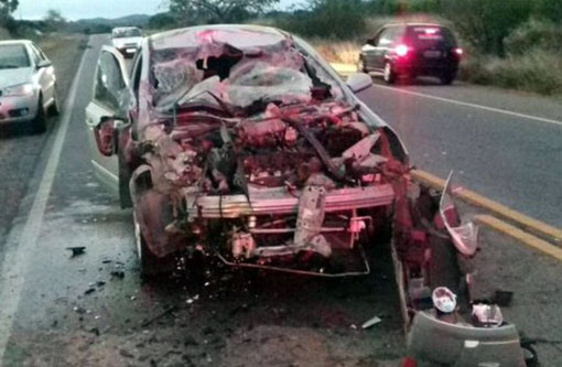 Anagé: Carro fica destruído em colisão contra caminhão na BA-262