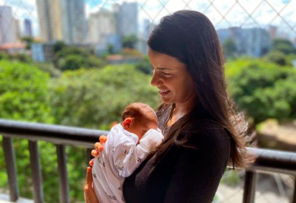 Após mãe ser imunizada, bebê nasce com anticorpos contra a Covid-19 na Bahia