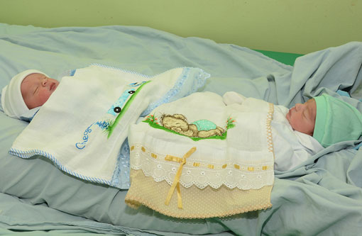 Professora brumadense que fez inseminação artificial dá à luz a gêmeos em Vitória da Conquista