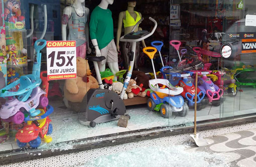 Brumado: Bandidos quebram porta de vidro e furtam loja de bicicleta