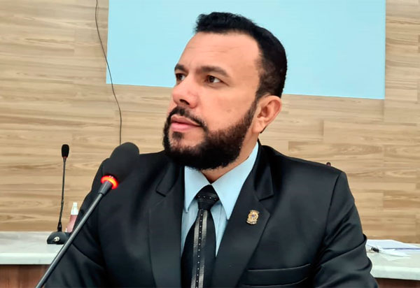 Durante sessão da Câmara, vereador Beto Bonelly informa que o Justiça Eleitoral aprovou as contas de sua campanha