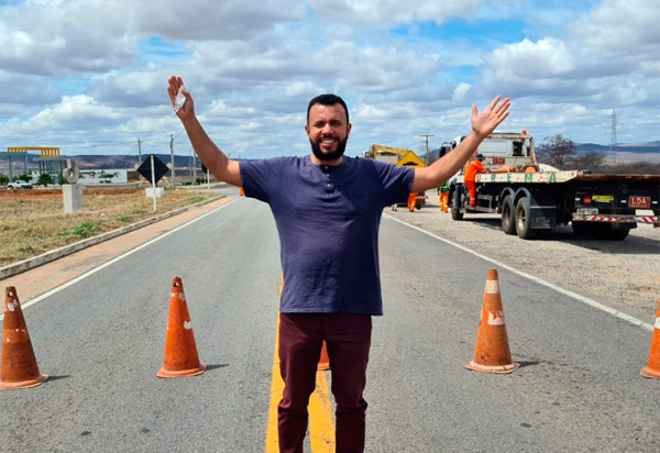 Brumado: Beto Bonelly comemora sinalização e construção de quebra-molas na rotatória da BA-262 com a BR-030