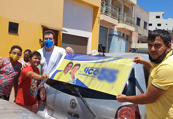 Deputado Marquinho Viana lidera o adesivaço que marcou o início da campanha de Bico e Dona Lúcia em Barra da Estiva