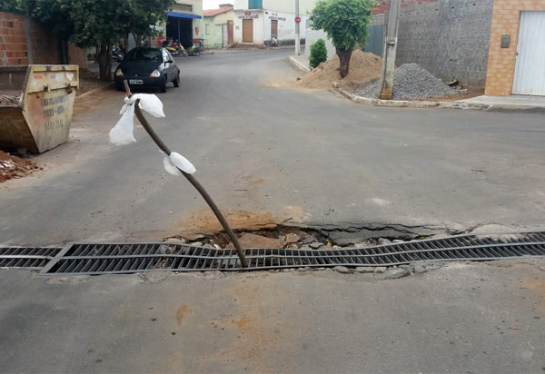 Brumado: moradores da Rua João de Souza Neves solicitam conserto de bueiro 