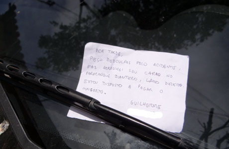 Homem bate em carro de brumadense e deixa bilhete: 'Ligue-me'