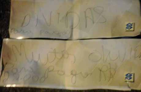 Bandidos explodem dois bancos e deixam bilhete explicando o roubo: 'muitas dívidas para pagar'