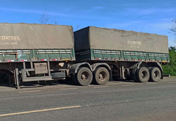 Carreta roubada é abandonada na BA-148, em Livramento; família foi mantida refém durante assalto 