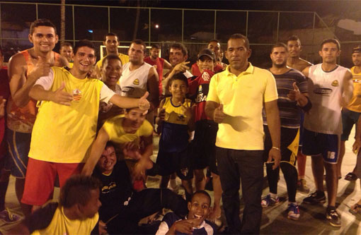 Brumado: Instalação da iluminação na quadra do Bairro Dr. Juracy é comemorada pelo desportista Bizunga Ramos