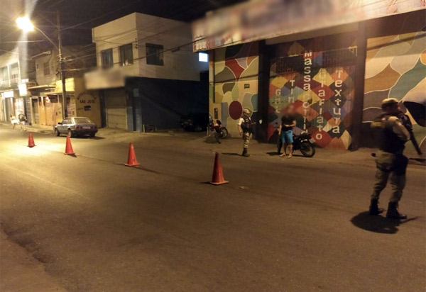 Brumado: embriagado, homem derruba cones de bloqueio em abordagem policial e é detido