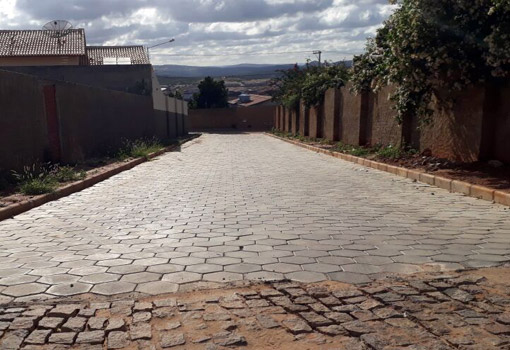 Diversas ruas de Brumado recebem calçamento em bloquete sextavado