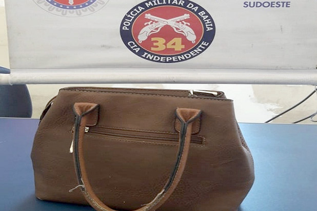 Polícia Militar recupera bolsa roubada de mulher no centro de Brumado 