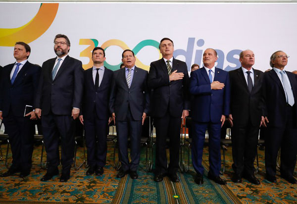 Presidente e ministros participam de evento que marca 300 dias de governo