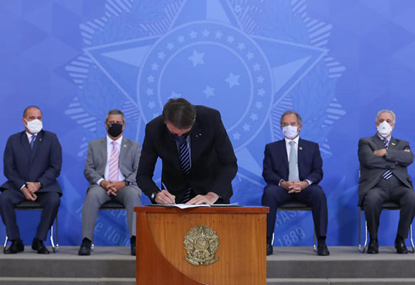 Bolsonaro assina MP para melhoria do ambiente de negócios no Brasil