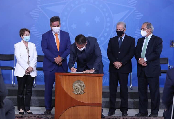 Bolsonaro assina MP que autoriza venda direta de etanol