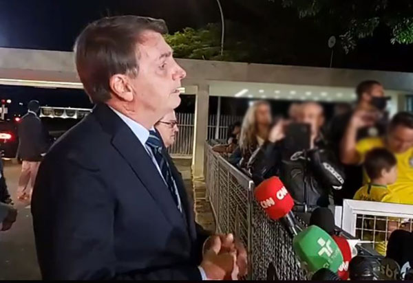 Covid-19: 'E daí? Quer que eu faça o quê?', diz Bolsonaro sobre as novas 474 mortes; Brasil superou a China em total de vítimas