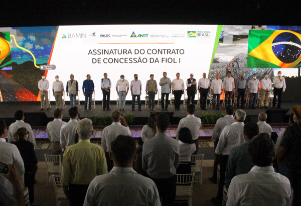 Bolsonaro participa da assinatura de concessão da Fiol em Tanhaçu
