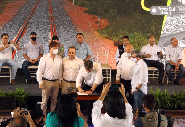 Bolsonaro participa da assinatura de concessão da Fiol em Tanhaçu