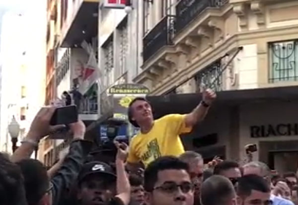 Durante ato de campanha, Bolsonaro é esfaqueado em Juiz de Fora (MG)