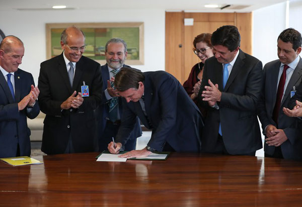 Presidente Bolsonaro sanciona Lei do Médicos pelo Brasil