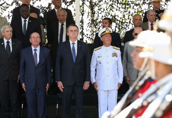 Bolsonaro pede 'sacrifício' dos militares na reforma da Previdência
