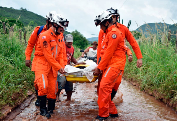 Chuvas na Bahia: Bombeiros Militares andam 9 Km para socorrer mulher com dificuldade de locomoção