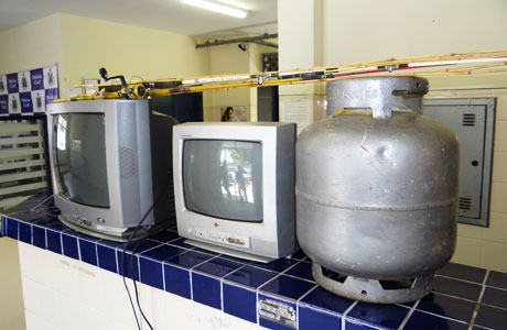 Brumado: Polícia Militar encontra televisões em terreno baldio