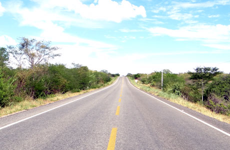 BR-030: Hilux atropela dois em uma moto, um morre